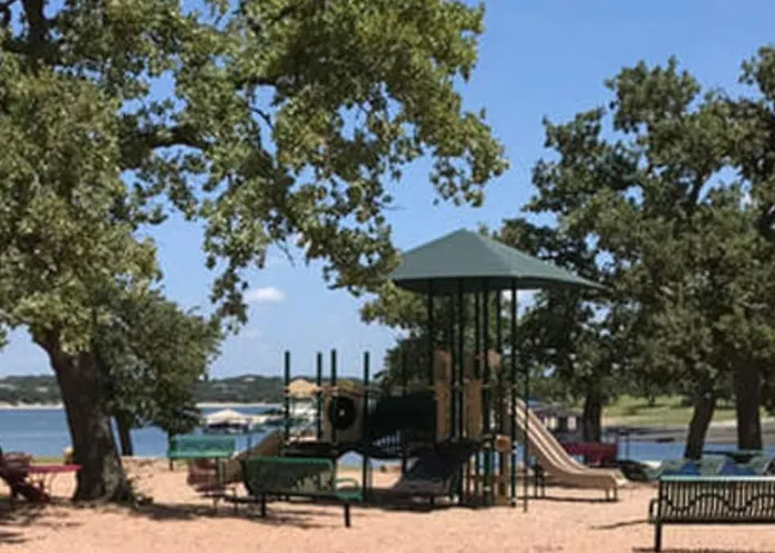 Bright & Spacious Family Home With Firepit, Lake Views, Furnished Deck, Free Wifi